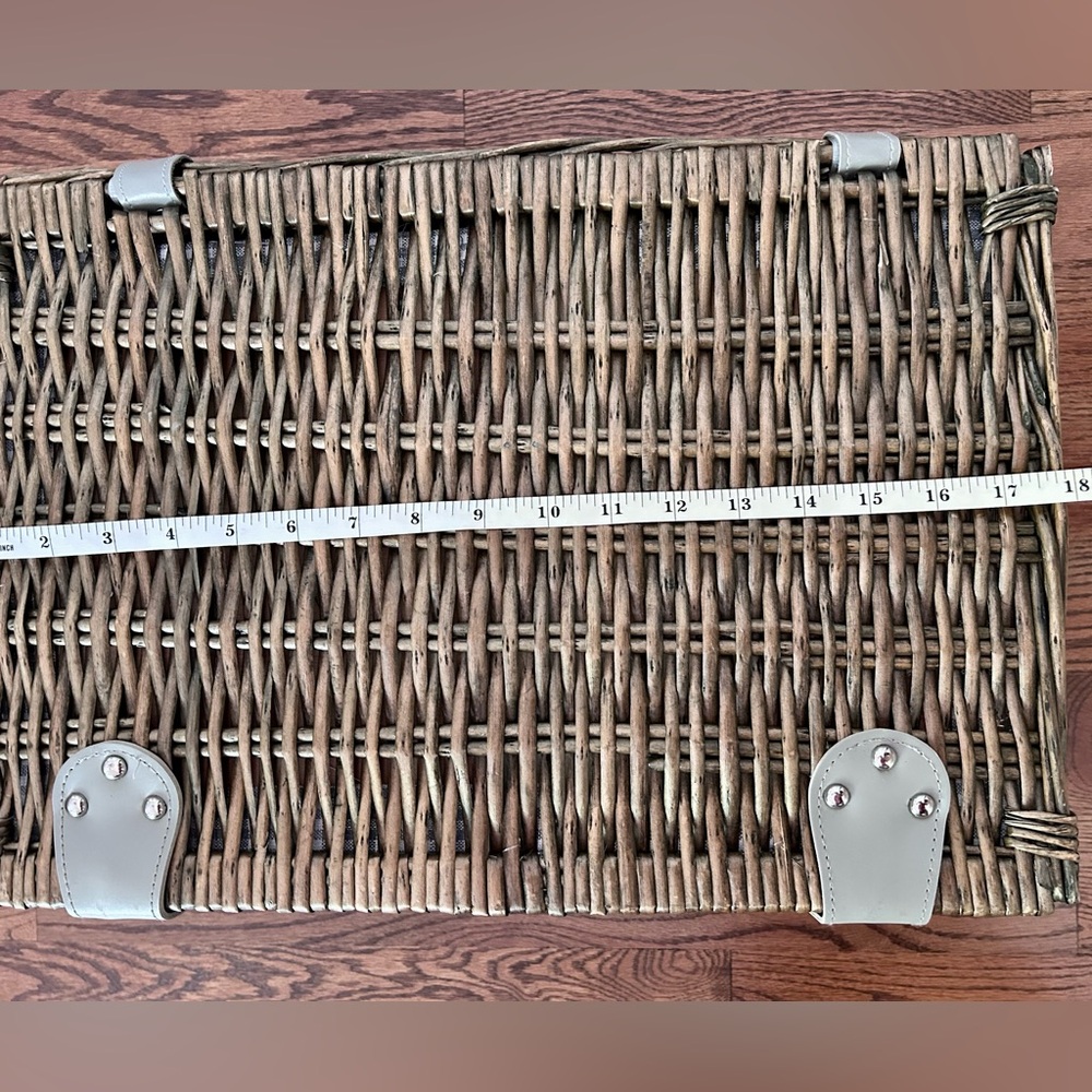 Picnic Basket for 4 People. Complete with Built-in Insulated Compartment - Picture 10 of 13